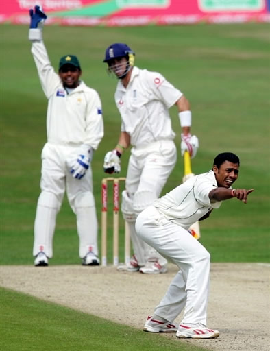 Danish Kaneria appeals for lbw against Kevin Pietersen