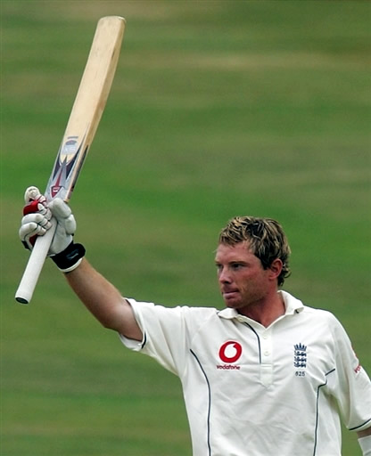 Ian Bell acknowledges the crowd applause after his century