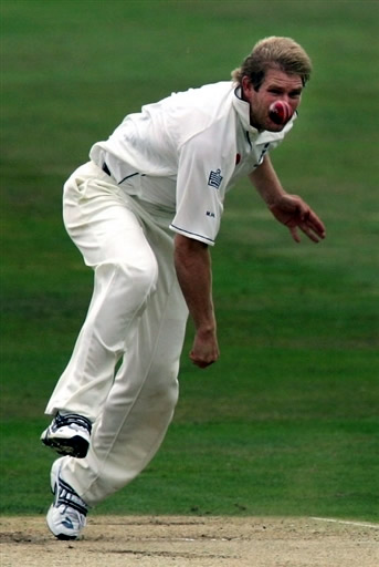 Matthew Hoggard bowls against Pakistan