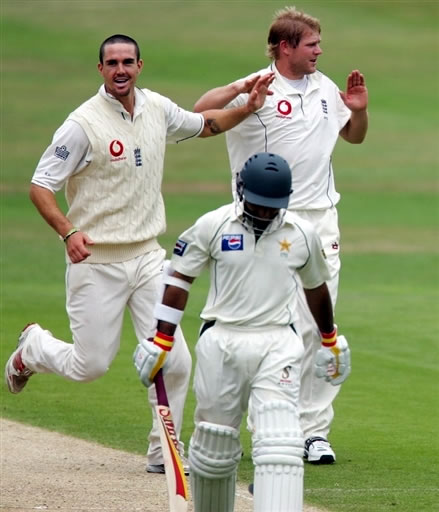 Matthew Hoggard celebrates the wicket of Taufeeq Umar with Kevin Pietersen