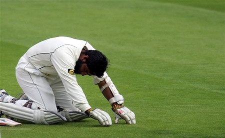 Mohammad Yousuf is doing Sajjida in front of God after getting his century