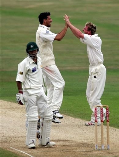 Paul Collingwood celebrates the wicket of Faisal Iqbal with Sajid Mahamood