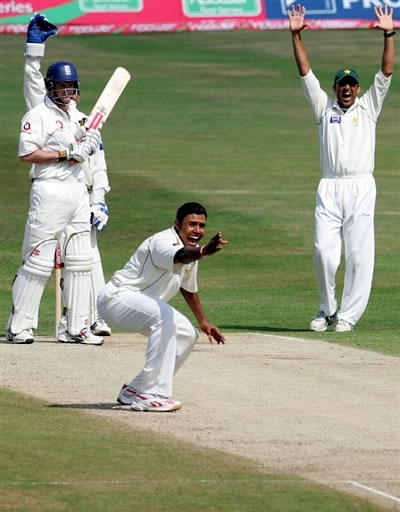 Danish Kaneria is doing unsuccessfull lbw appeal against Andrew Strauss