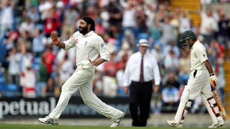 Monty Panesar celebrates the wicket of Taufeeq Umar