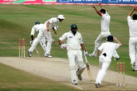 England players celebrate as Mohammad Sami is run out