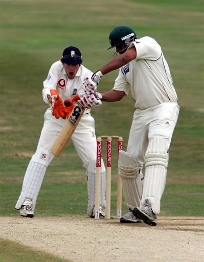 Chris Read takes the stumps of Inzamam-ul-Haq to win the 3rd Test & wrap up the series