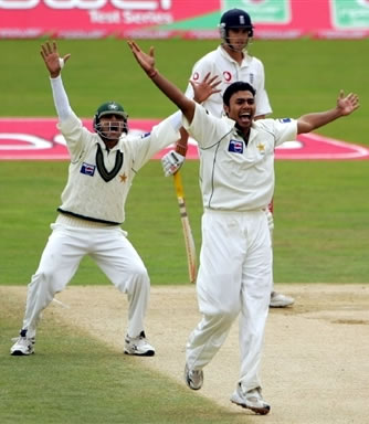 Danish Kaneria appeals for lbw