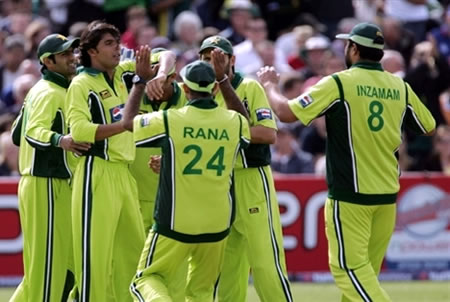 Pakistan team celebrates the wicket of Bell