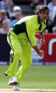 Shoaib Akhtar delivers a ball