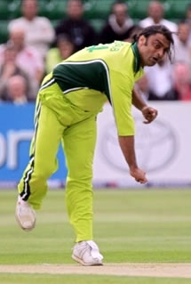 Shoaib Akhtar delivers a ball