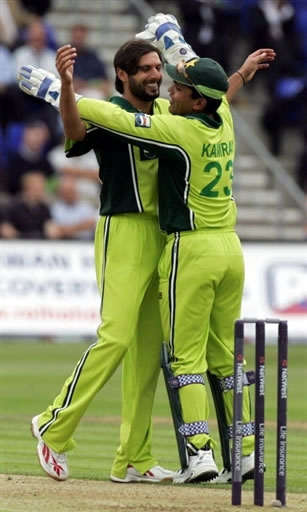 Shahid Afridi celebrates with Kamran Akmal after taking a wicket