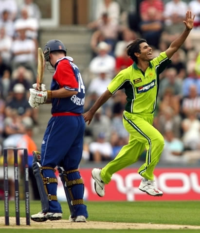 Abdul Razzaq celebrates the wicket of Strauss