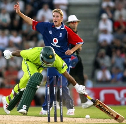 Broad celebrates as Mohammad Hafeez is run out