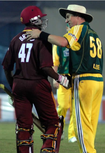 Bravo congratulated by Lee after win the match