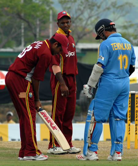 Sarwan & Chanderpaul talking with Tendulkar