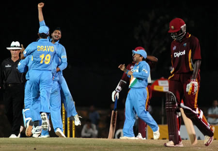 Harbhajan congratulated by Dravid after taking a wicket