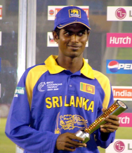 Tharanga holds the 'Man of the Match' trophy