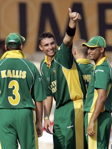 Nel celebrates with teammates after taking a wicket