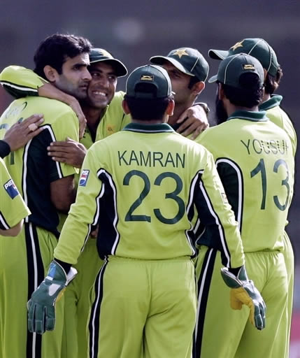 Pakistan team celebrate the wicket of Sanath Jayasuriya