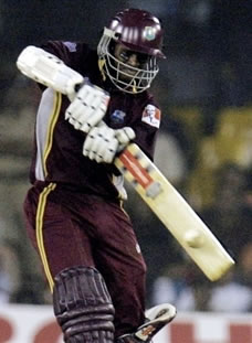 Chanderpaul hits a boundary