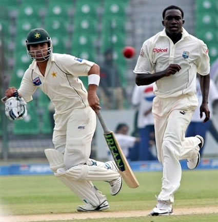 Kamran Akmal takes a run