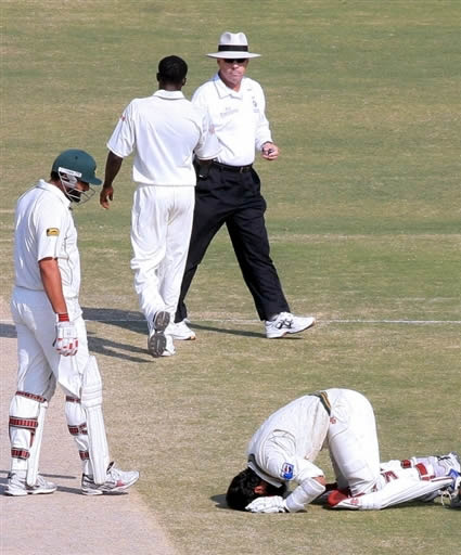 Mohammad Yousuf does Sajda in front of God after getting his 21st Test century.