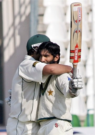 Inzamam-ul-Haq hugs Mohammad Yousuf after his 21st Test century