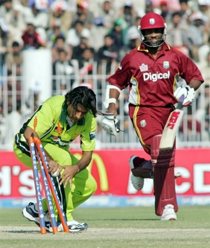 Abdul Razzaq successfully runs out Brian Lara