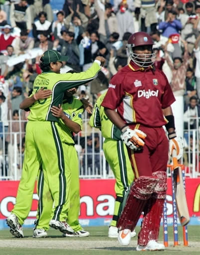 Pakistan players celebrate the wicket of Samuels