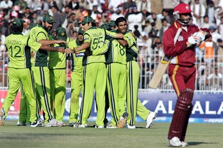 Pakistan players celebrate the wicket of Ramdin