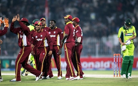 West Indies celebrate the wicket of Younis Khan
