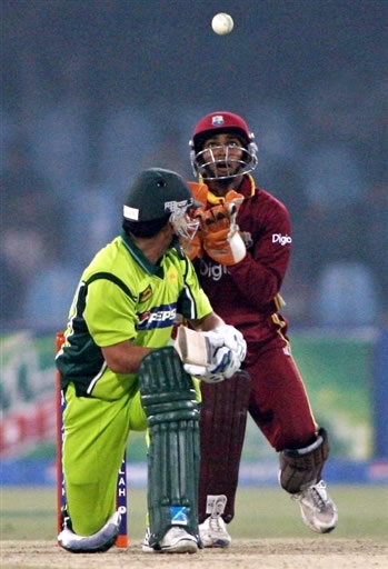 Ramdin is taking the catch of Kamran Akmal