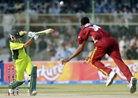 Kamran Akmal plays a pull shot