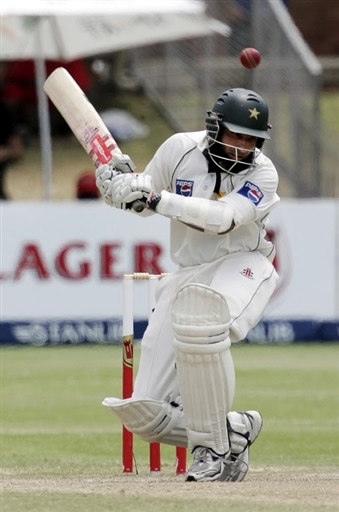 Mohammad Yousuf avoids a bouncer