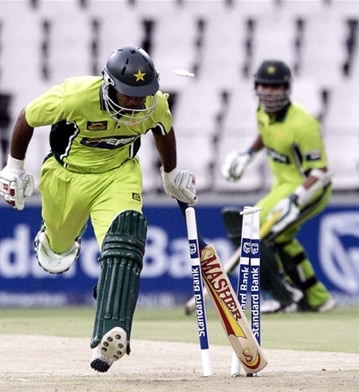 Mohammad Hafeez is nearly run out