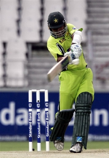 Kamran Akmal plays a pull shot