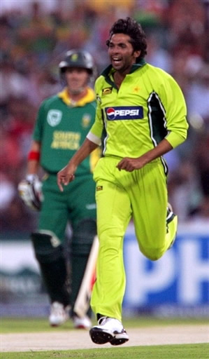 Mohammad Asif celebrates the wicket of Smith