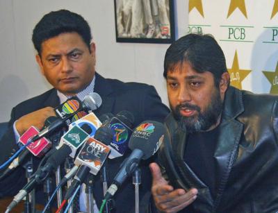 Inzamam-ul-Haq and Pakistan Media Manager P. J. Mir during the press briefing held at Gaddafi Stadium on February 27, 2007