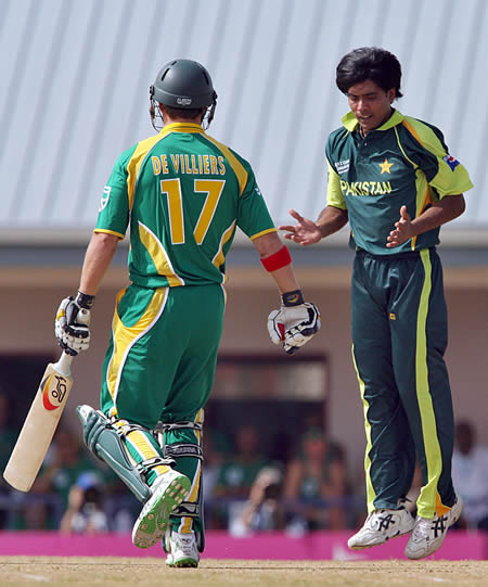 Mohammad Sami celebrates the wicket of AB de Villiers