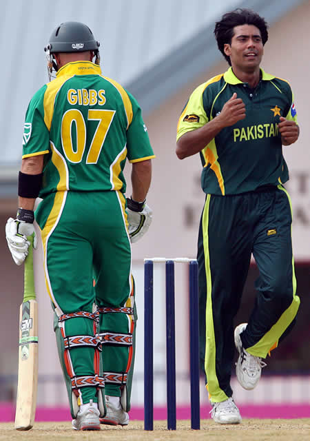 Mohammad Sami celebrates the wicket of Gibbs