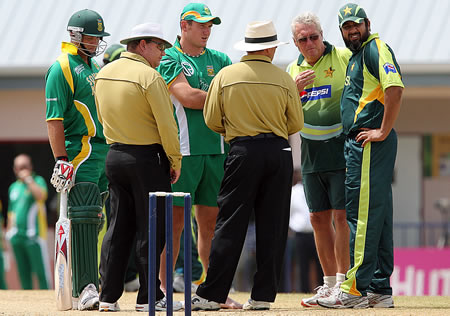 Inzamam, Woolmer and Smith speak with umpires about pitch behaviour