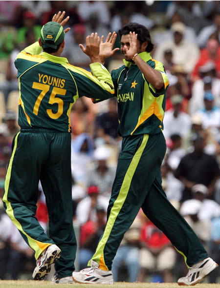 Kaneria and Younis Khan celebrate the wicket of Kallis