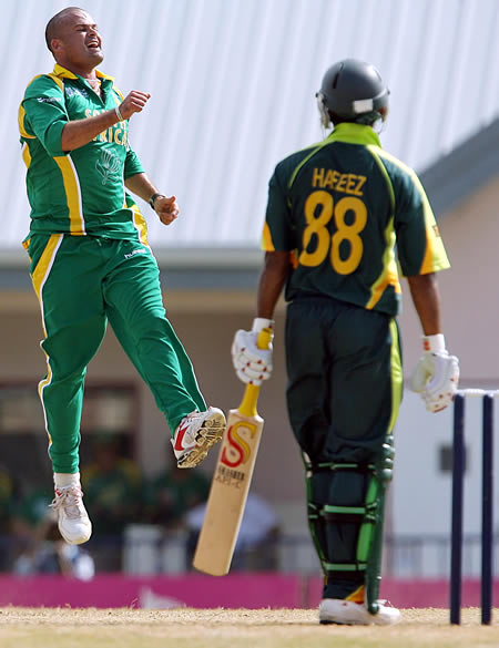 Langeveldt celebrates the wicket of Hafeez