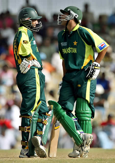 Younis Khan and Mohammad Yousuf discuss at the end of over