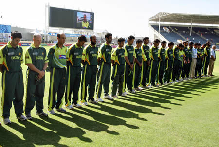 Pakistan team observe a minute of silence in remembrance of Woolmer