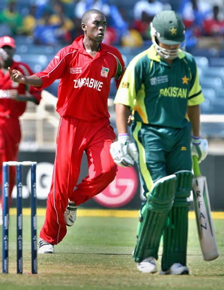 Elton Chigumbura celebrates the wicket of Kamran Akmal