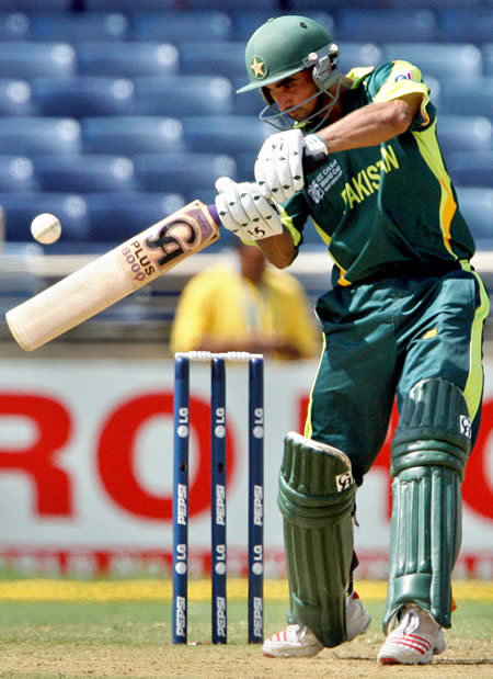 Imran Nazir hits a boundary