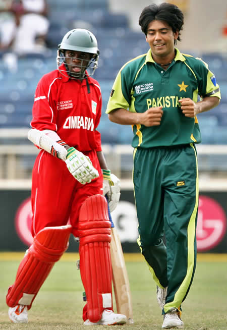 Mohammad Sami celebrates the wicket of Kasteni