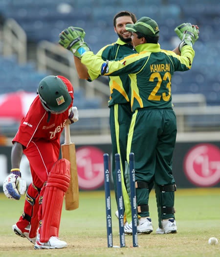 Afridi and Kamran celebrate the wicket of Mupariwa