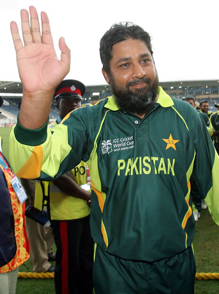 Inzamam-ul-Haq waves as he leaves the field after finishing his last ODI match